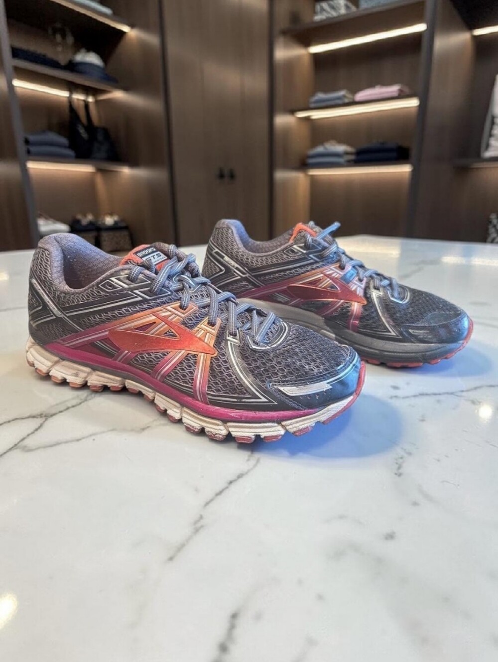 Brooks Adrenaline GTS 17 Women's Running Shoes Gray Pink Athletic Size 9.5